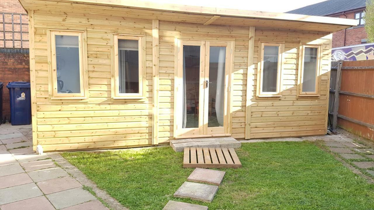 Urban Log Cabin Near Zone 2 Tube London Eksteriør billede