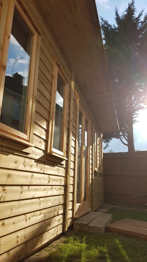 Urban Log Cabin Near Zone 2 Tube London Eksteriør billede